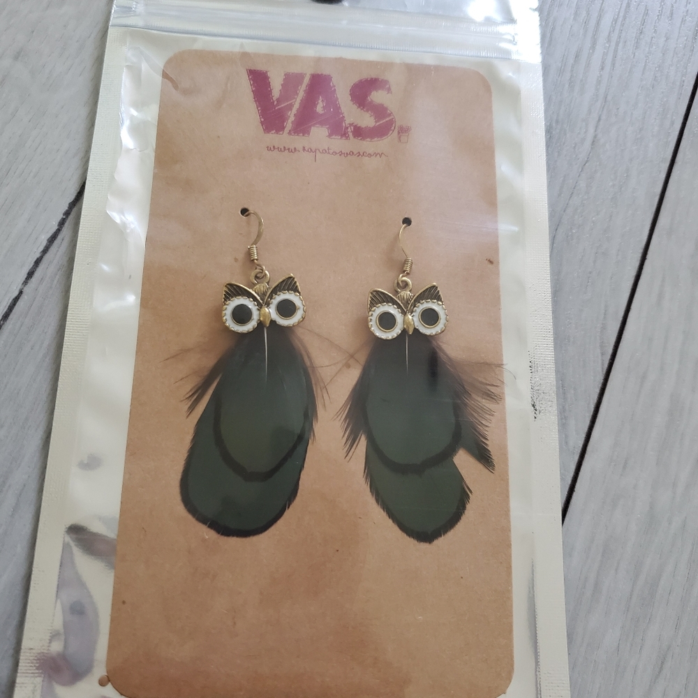 Vas feather owl earrings